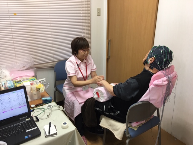 腕部へのマッサージ中の被験者