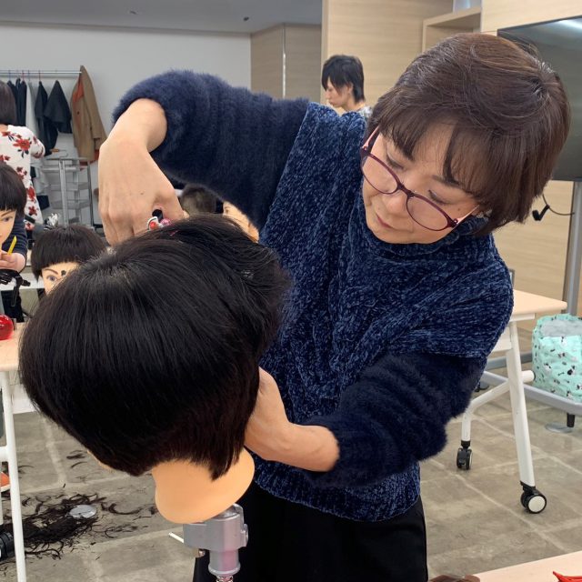 写真は約40年のブランクを経て現場復帰したチョキペタ白根店の浦田なお美さん (チョキペタが実施するカット講習にて)