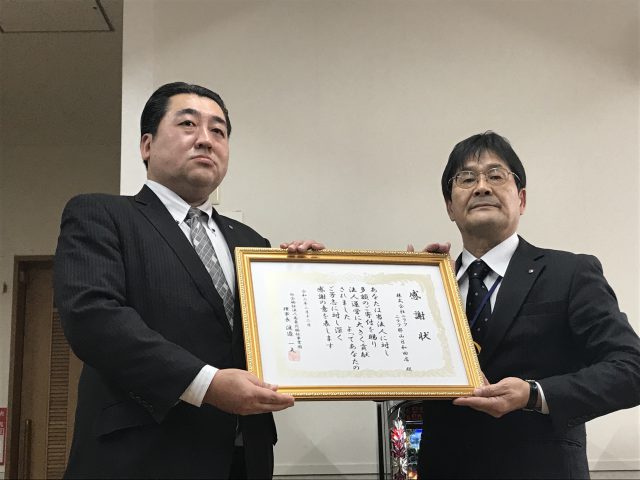 株式会社ニラク遠藤営業部長(左)と総合南東北福祉センター菊地常務理事(右)