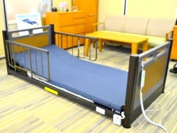 寝台を床面まで下げることが可能な「超低床フロアーベッド」。