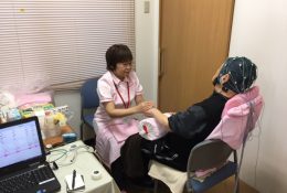 腕部へのマッサージ中の被験者